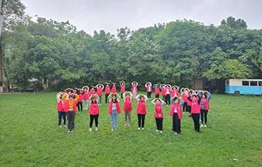 【百年品學(xué)教育】“擁抱陽光，享受生活”春游踏青活動