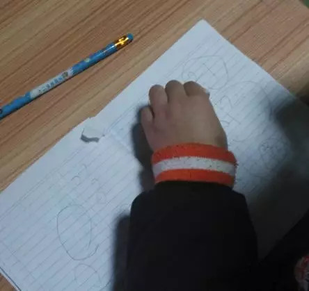 想知道孩子在校表現(xiàn)怎么樣？不用問老師，翻翻作業(yè)本就知道啦