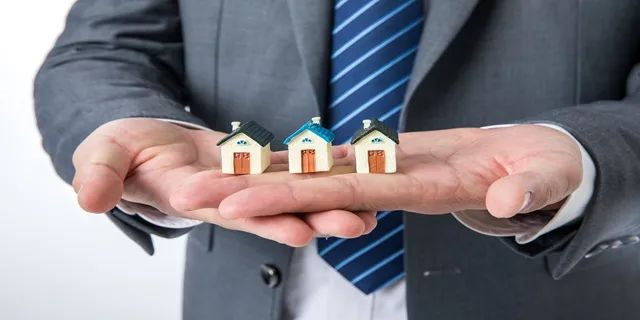 住宅70年，公寓40年，別墅50年，商業(yè)40年，到期后可以續(xù)期，不需申請，無前置條件，更不影響交易！