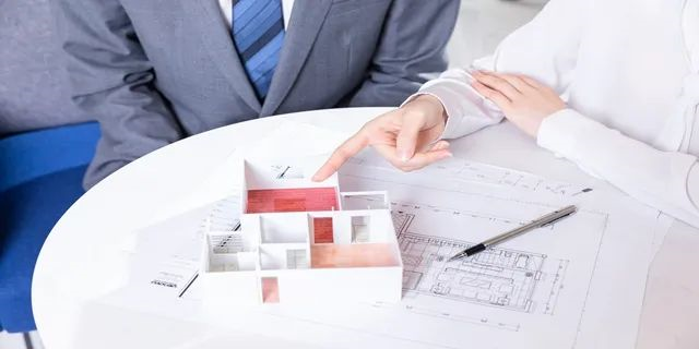 住宅70年，公寓40年，別墅50年，商業(yè)40年，到期后可以續(xù)期，不需申請，無前置條件，更不影響交易！