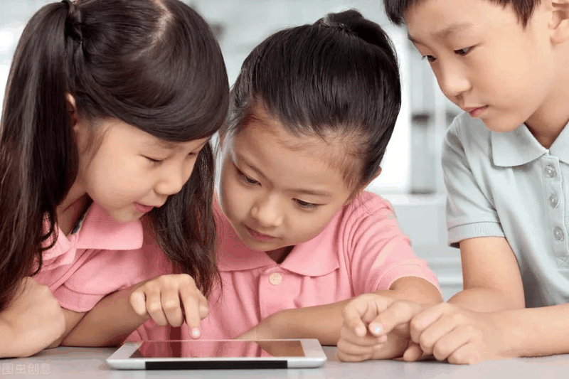 如何對(duì)付“手機(jī)ipad控”的孩子？跟著這位媽媽學(xué)，3招就夠了